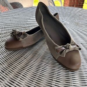Ladies Clark’s Flats Slip Ons Shoes…Size 9…EUC…Taupe